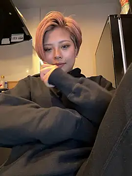 BADBITCHISAKI online show from May 1, 2026, 1:48 pm