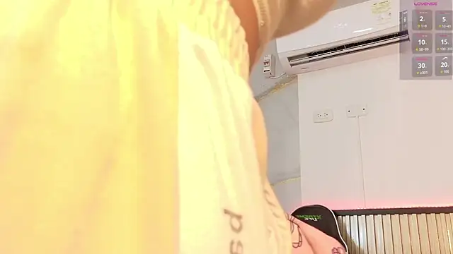 Scarlet Vixen  online show from February 18, 2026, 12:01 pm