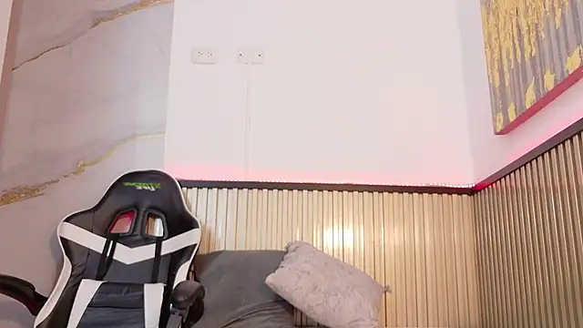 Scarlet Vixen  online show from February 21, 2026, 12:17 pm