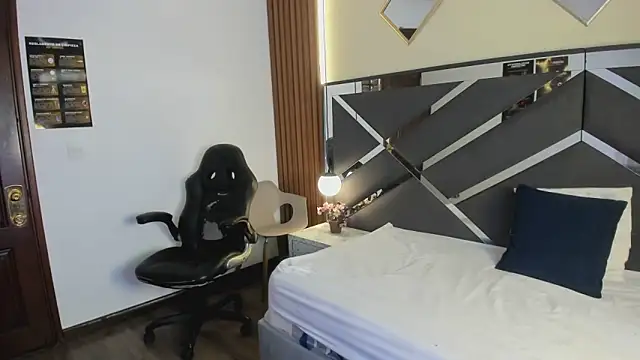 Ambarross  online show from April 10, 2026, 1:27 pm