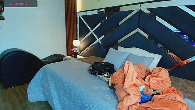 Snapshot of Ambarross_ chatting on May 13, 2026, 1:52 pm Ambarross online show from May 13, 2026, 1:52 pm