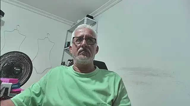 ceniizo1024 online show from May 31, 2026, 2:46 pm