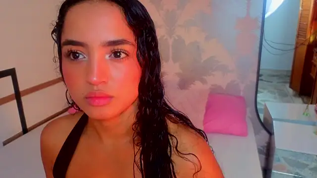 Snapshot of Emma_Thompssonn chatting on May 18, 2026, 12:00 pm Emma Thompssonn online show from May 18, 2026, 12:00 pm