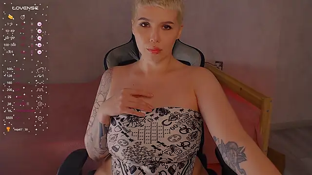 Snapshot of Elise_Day chatting on June 24, 2026, 4:28 pm Elise Day online show from June 24, 2026, 4:28 pm