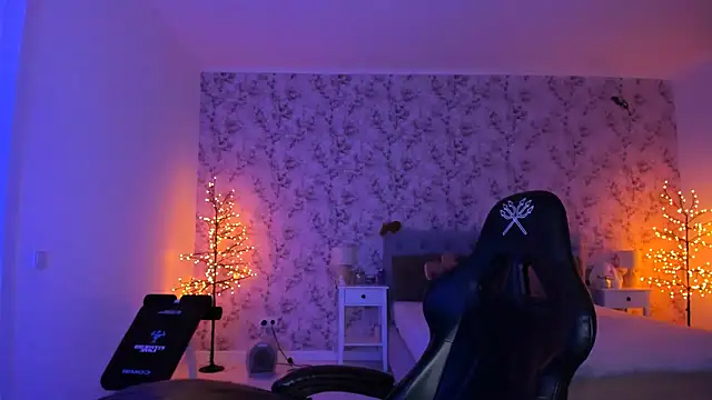 Snapshot of Hot_Molly5 chatting on April 10, 2026, 6:34 pm Hot Molly5 online show from April 10, 2026, 6:34 pm