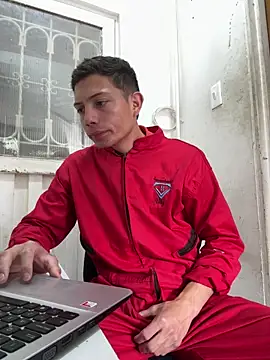 Snapshot of santiObrero chatting on April 18, 2026, 3:05 pm santiObrero online show from April 18, 2026, 3:05 pm