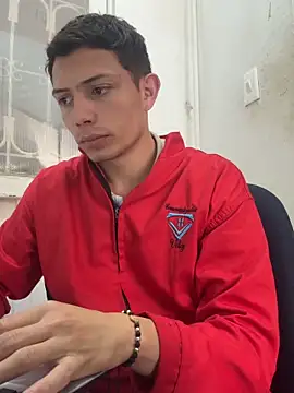 Snapshot of santiObrero chatting on April 28, 2026, 3:28 pm santiObrero online show from April 28, 2026, 3:28 pm
