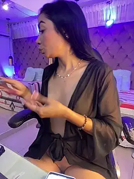 Snapshot of Auri__ chatting on April 30, 2026, 7:42 pm Auri online show from April 30, 2026, 7:42 pm