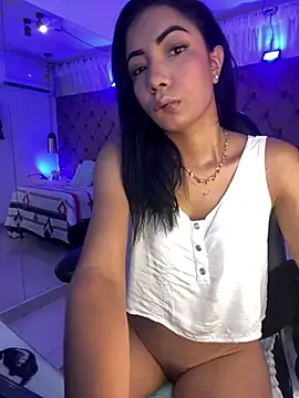 Snapshot of Auri__ chatting on May 19, 2026, 7:31 pm Auri online show from May 19, 2026, 7:31 pm