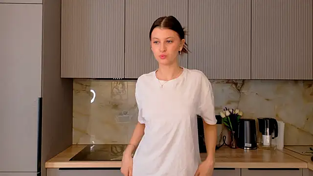 LouiseChavez online show from February 5, 2026, 5:34 am