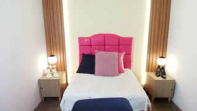 IvonneRoss  online show from February 25, 2026, 12:15 pm