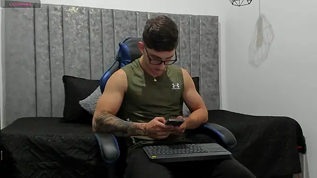 Snapshot of Calvin_Hunter chatting on March 19, 2026, 1:20 am Calvin Hunter online show from March 19, 2026, 1:20 am
