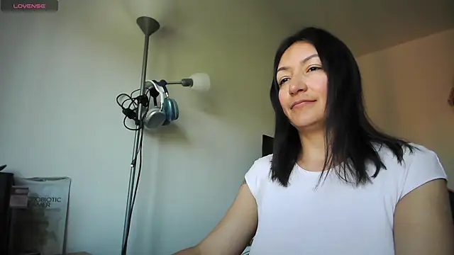 Snapshot of Yulian_Milf chatting on May 28, 2026, 9:17 am Yulian Milf online show from May 28, 2026, 9:17 am