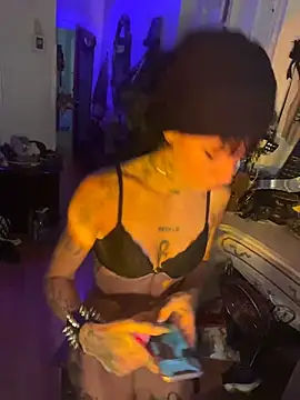 Snapshot of luxxlola chatting on July 29, 2026, 12:09 am luxxlola online show from July 29, 2026, 12:09 am