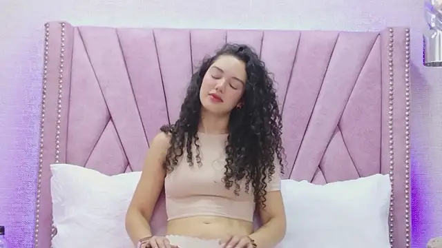 Snapshot of RoxanaAngel chatting on February 4, 2026, 10:26 pm RoxanaAngel online show from February 4, 2026, 10:26 pm