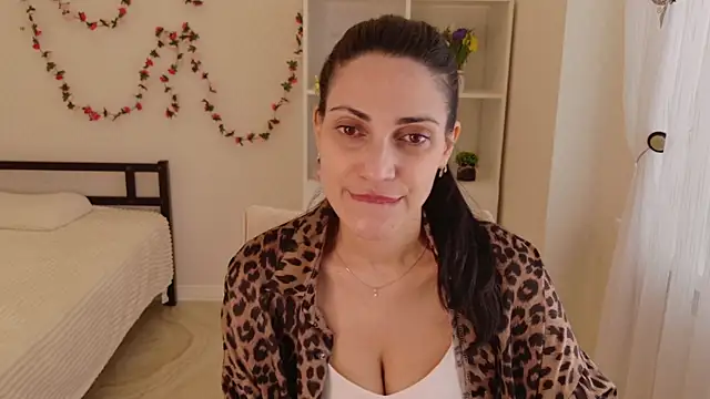 LovelyBeatrice online show from April 12, 2026, 11:04 am