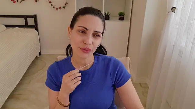 LovelyBeatrice online show from April 17, 2026, 11:02 am