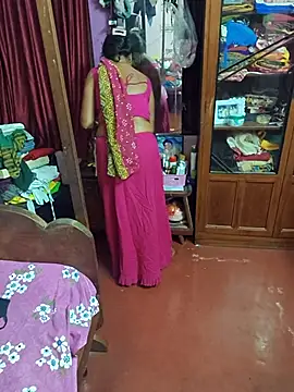 Snapshot of Little-Roshni chatting on April 10, 2026, 6:01 pm Little-Roshni online show from April 10, 2026, 6:01 pm