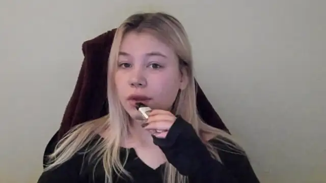 Lulu Di online show from February 12, 2026, 11:22 pm