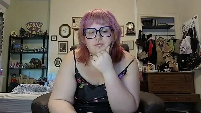Snapshot of ProfaneHekate chatting on June 17, 2026, 6:31 pm ProfaneHekate online show from June 17, 2026, 6:31 pm