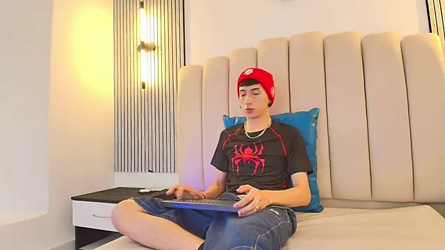 lian cameron online show from March 17, 2026, 3:55 am