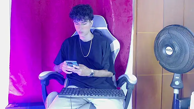 Snapshot of Johnny_cagee_ chatting on February 7, 2026, 11:30 pm Johnny cagee online show from February 7, 2026, 11:30 pm