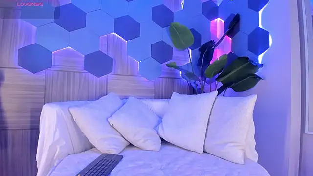 KatyaKozlov online show from April 4, 2026, 7:33 pm