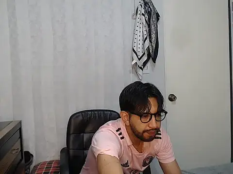 thomass1018 online show from May 26, 2026, 1:23 am