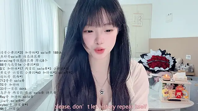 LovelyXiaoYi online show from May 14, 2026, 1:45 am