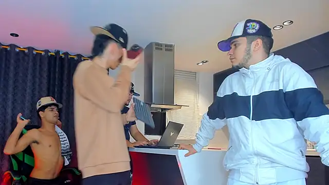 Snapshot of TheBatMansion chatting on February 19, 2026, 11:12 pm TheBatMansion online show from February 19, 2026, 11:12 pm