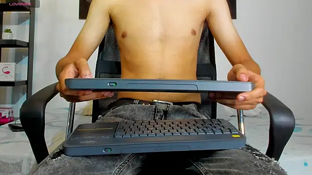 milo cruz  online show from April 12, 2026, 12:32 pm