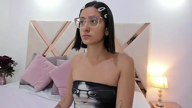 Snapshot of crystalstonee chatting on May 25, 2026, 7:20 pm crystalstonee online show from May 25, 2026, 7:20 pm