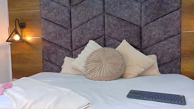 AnnieRouse   online show from March 1, 2026, 11:45 am