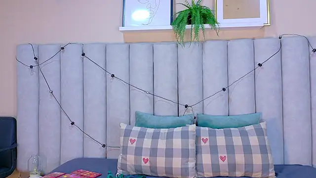 Snapshot of AnnieRouse__ chatting on March 17, 2026, 11:46 am AnnieRouse online show from March 17, 2026, 11:46 am