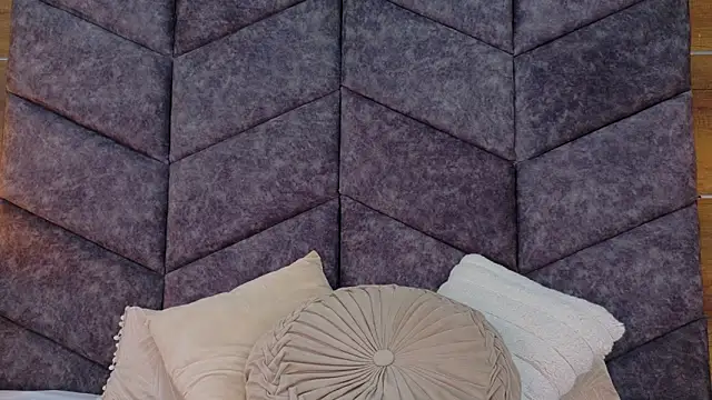 Snapshot of AnnieRouse__ chatting on April 1, 2026, 11:44 am AnnieRouse online show from April 1, 2026, 11:44 am