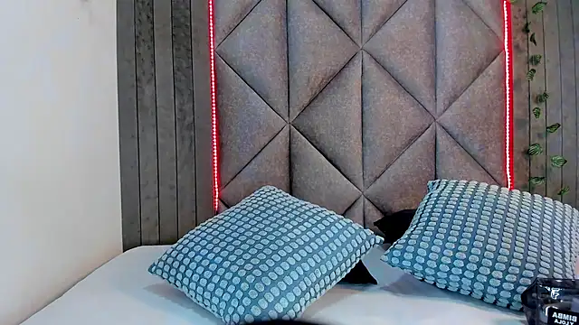 Snapshot of AnnieRouse__ chatting on April 7, 2026, 11:43 am AnnieRouse online show from April 7, 2026, 11:43 am