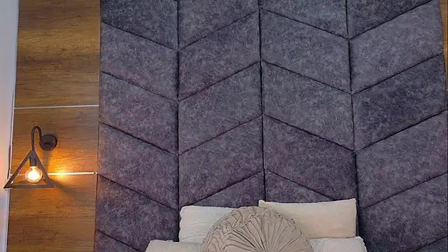 Snapshot of AnnieRouse__ chatting on April 9, 2026, 11:37 am AnnieRouse online show from April 9, 2026, 11:37 am