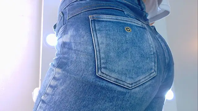 Snapshot of AnnieRouse__ chatting on April 15, 2026, 11:39 am AnnieRouse online show from April 15, 2026, 11:39 am