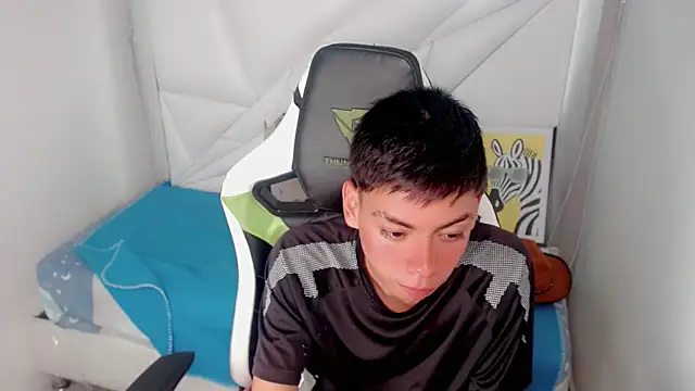 Snapshot of Liarr_ chatting on February 5, 2026, 8:46 pm Liarr online show from February 5, 2026, 8:46 pm