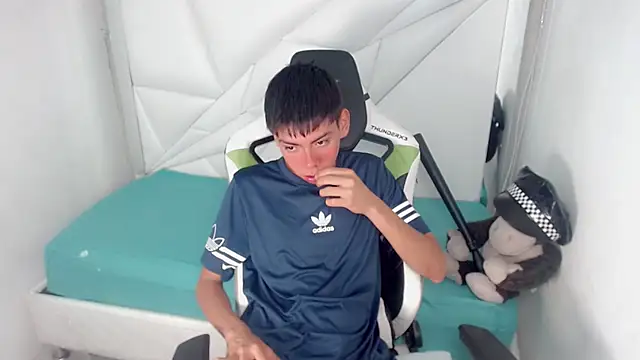 Snapshot of Liarr_ chatting on February 27, 2026, 8:09 pm Liarr online show from February 27, 2026, 8:09 pm