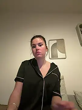 kiaraaaa75 online show from April 14, 2026, 8:04 pm