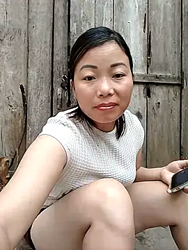 Snapshot of Ella-aa chatting on May 18, 2026, 1:45 am Ella-aa online show from May 18, 2026, 1:45 am