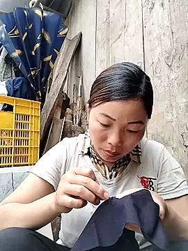 Snapshot of Ella-aa chatting on May 23, 2026, 3:23 am Ella-aa online show from May 23, 2026, 3:23 am