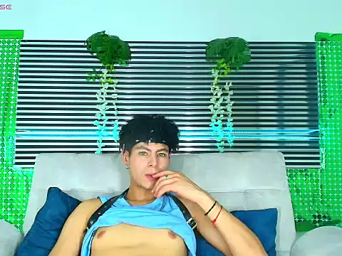 ThiiagoSaeenz online show from March 19, 2026, 4:49 am