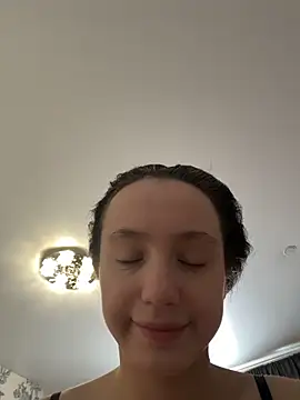 MiaTee online show from February 9, 2026, 3:43 am