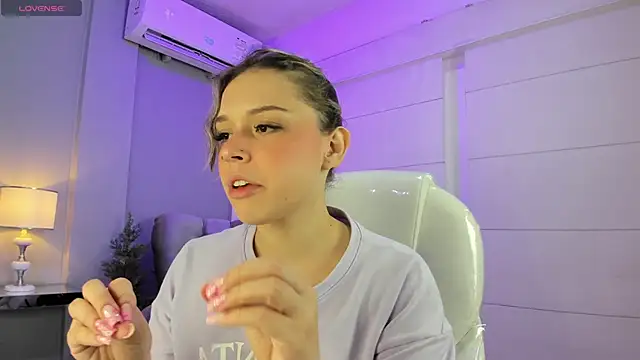 Snapshot of THALIA_13 chatting on February 6, 2025, 4:21 am THALIA 13 online show from February 6, 2025, 4:21 am