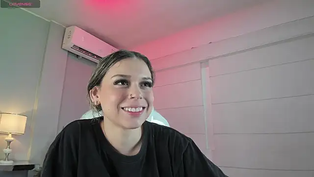 Snapshot of THALIA_13 chatting on February 14, 2025, 4:15 am THALIA 13 online show from February 14, 2025, 4:15 am