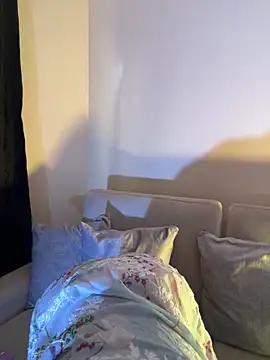 isabella-collins- online show from February 7, 2026, 12:42 pm