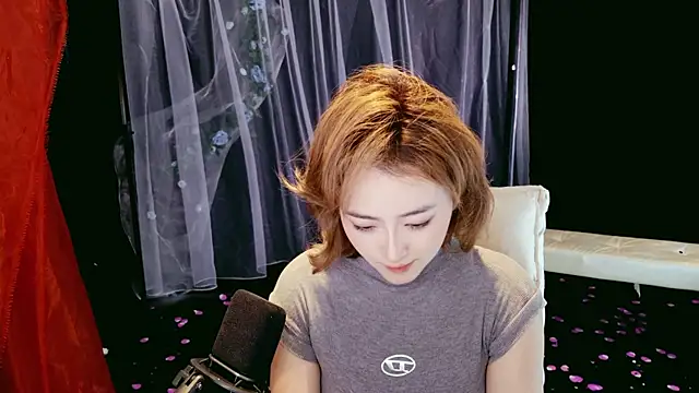 Lady-Mia777 online show from April 2, 2026, 2:53 am