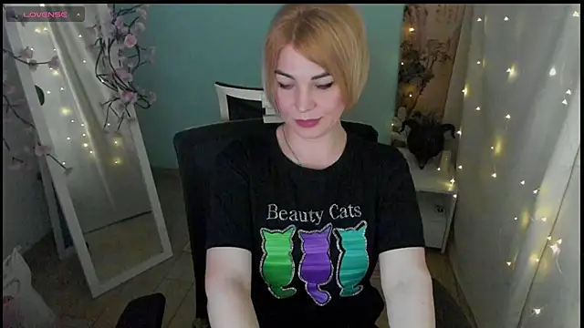 Snapshot of CuttieEmma chatting on May 7, 2026, 12:54 pm CuttieEmma online show from May 7, 2026, 12:54 pm